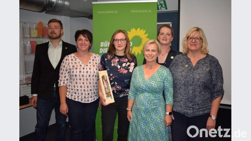 Die Wahlkampfveranstaltung von Bündnis 90/Die Grünen hatte die Bürgerenergie zum zentralen Thema. MdB Lisa Badum (Mitte), die klimapolitische Sprecherin der Bundestagsfraktion, setzte sich damit sehr engagiert auseinander. Zu diesem Thema meldeten sich auch die Kandidaten für den Landtag und den Bezirkstag zu Wort. Von links: Benjamin Quaas, Anna Tomann, Marion Junic-Möller, Bezirksvorsitzende Tina Winkelmann und Kreisvorsitzende Elisabeth Bauer. Bild: bnr