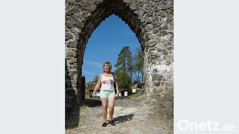 Durch dieses Tor auf der Burg Waldeck wird Meta Betke, Hauptwanderführerin des Oberpfälzer Waldvereins, die Teilnehmer der Leser-Tour von Oberpfalz-Medien auf den Marterlweg lotsen. Bild: ms