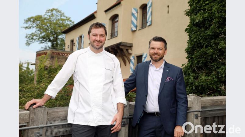 Robert Morgan (links), der 32-jährige Chefkoch des Restaurants „Kastell“ auf der Burg Wernberg, freut sich über eine sehr positive Bewertung im neuen Heft „Der Feinschmecker“. Hotelmanager Johannes Lehberger (rechts) ist stolz auf den Spitzenkoch. Bild: Gerhard Götz
