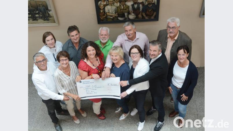 Viele Menschen, denen es nicht so gut geht, profitieren wieder vom Nofi-Lauf. Vier karitative Einrichtungen teilen sich den Erlös von 10 000 Euro. Von links: Juan Vilas, Franziska Adam, Waltraud Koller-Girke, Wolfgang Bayerl, Marina Frister, Ludwig Kreutzer, Elisabeth Wittmann, Norbert Tannhäuser, Ilona Stadler, Martin Neuhaus, Rupert Troppmann und Barbara Schubert-Tannhäuser. Bild: Gabi Schönberger