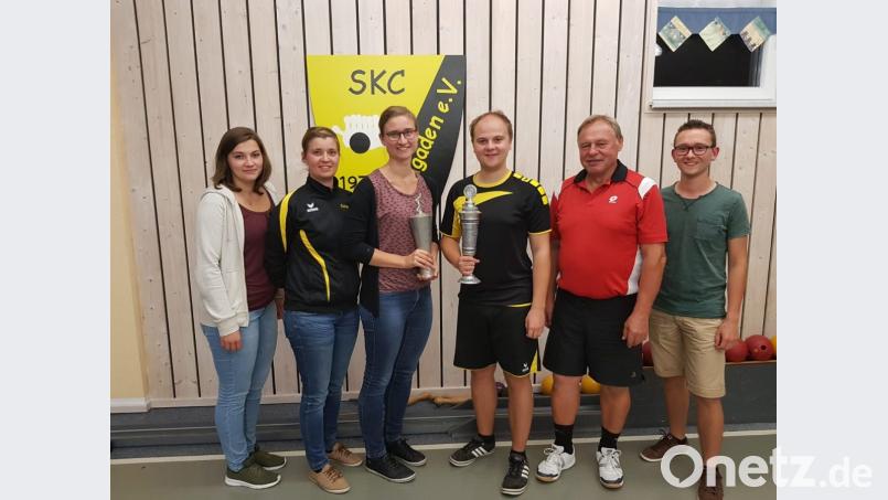 Zweiter Vorsitzender Robert Kraus (rechts) gratulierte den Erstplatzierten der Clubmeisterschaft (von links) Marie Gradl, Carina Piehler, Melanie Piehler, Tobias Braun und Karl Mutzbauer. Bild: exb