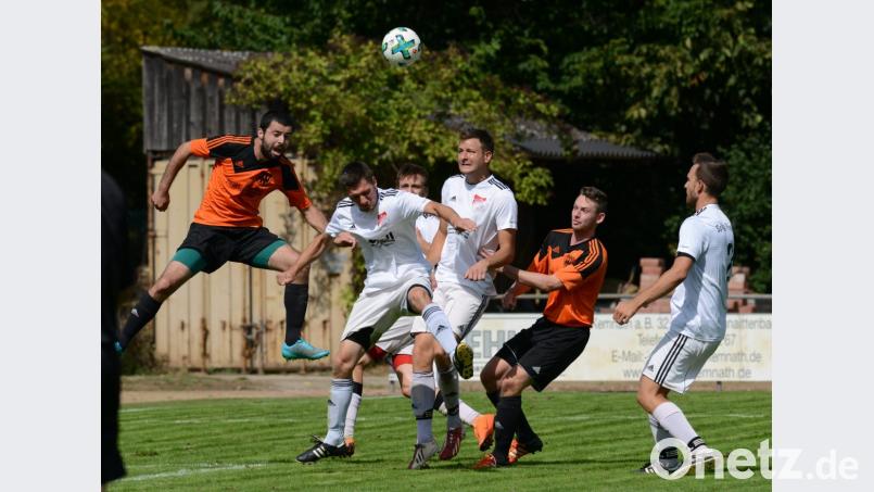 Da half aller Einsatz nichts: Alexander Mitushev (links) und die SG Niedermurach/Pertolzhofen hatten gegen Spitzenreiter SpVgg Pfreimd II am vergangenen Spieltag keine Chance. Bei der DJK Dürnsricht-Wolfring ist die SG dennoch eindeutig in der Favoritenrolle. Bild: ham