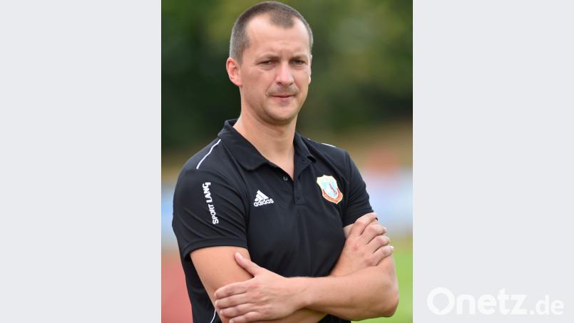 Der Trainer der SpVgg Vohenstrauß, Matthias Müller, kann mit dem bisherigen Saisonverlauf mehr als zufrieden sein. Nach sechs Spielen führt seine Mannschaft mit der Maximalausbeute von 18 Punkten die Kreisligatabelle an. Gegen die DJK Weiden soll jetzt der siebte Dreier in Folge her. Bild: Alfred Schwarzmeier