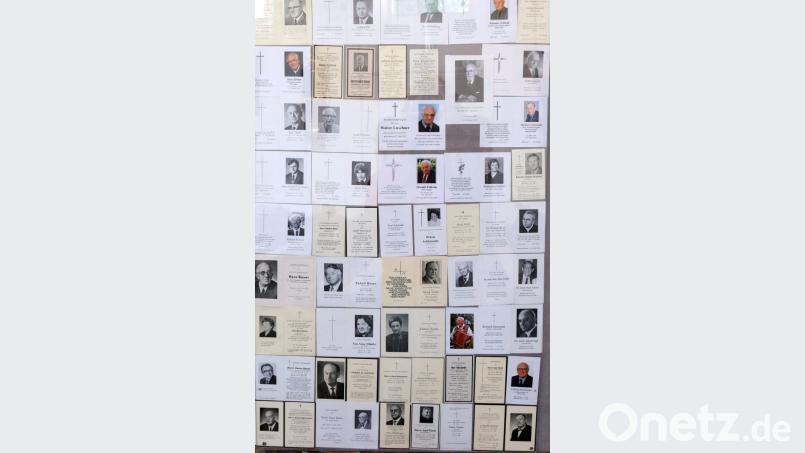 In seiner neu gestalteten und überarbeiteten Ausstellung im Turm der Alten Pfarrkirche hat Franz Schieder teils auf altersbezogene, aber auch auf unterschiedliche Lebensbereiche dargestellte Sterbebilder hiesiger Bürger geordnet. Heute und morgen ist die sehenswerte Ausstellung geöffnet. Bild: mab