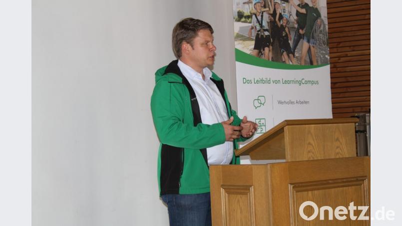 Sein erlebnispädagogisches gemeinnütziges Dienstleistungsunternehmen stellte "LearningCampus"-Geschäftsführer Dr. Benjamin Zeitler beim Besuch von Sozialministerin Kerstin Schreyer vor. Bild: bjp Bild: bjp