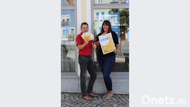 Martin Neumann (Federführendes Amt der Partnerschaft für Demokratie) und Anna Schätzler (Koordinierungsstelle) präsentieren den Flyer und das Plakat zum &quot;Democracy Slam&quot;. Bild: exb