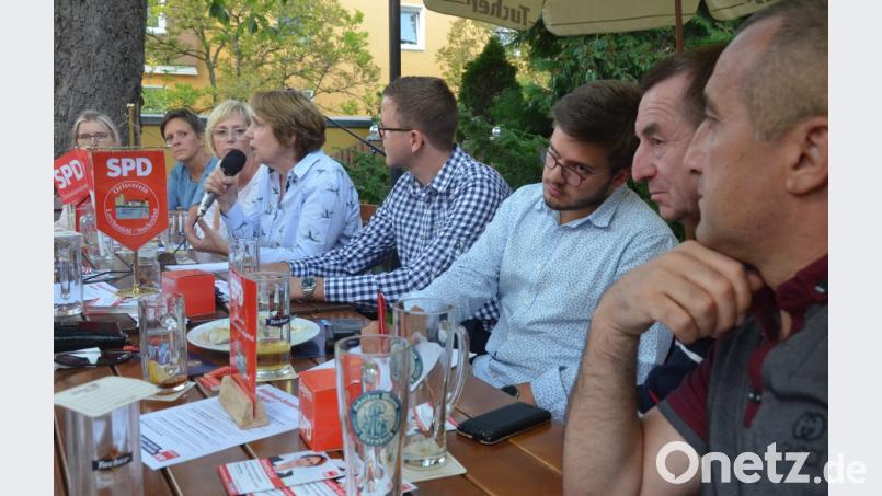 Aufmerksam lauschen die Genossen den Ausführungen von MdL Annette Karl. Bild: Kunz