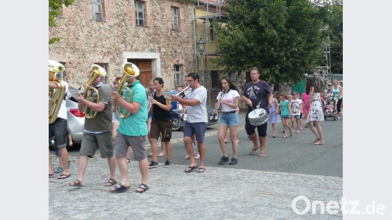 Mit Blasmusik ging es für die Kinder hinein in die Märchenwelt. Bild: amö