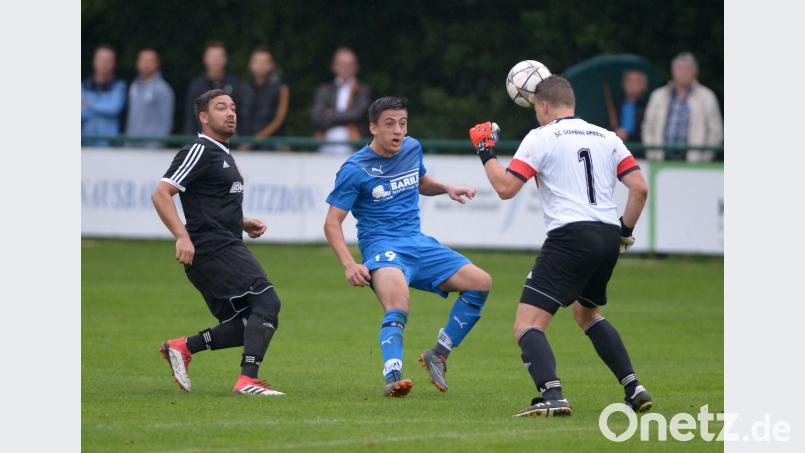 Germanen-Torwart Daniel Schmidt (rechts) köpft gerade noch den Ball außerhalb des Sechzehners vor dem heranstürmenden Daniel Lopez (Mitte) weg. Links der Amberger Verteidiger Donald Jakob. Bild: ref