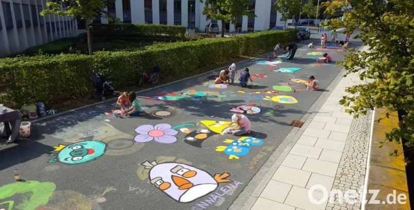 Straßenmalaktion 2016: Damals sorgten die Angry Birds für Sicherheit am Alten Weg. Bild: sne