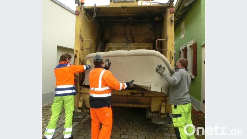 Bis Ende November fahren die Sammelfahrzeuge der Reihe nach alle Gemeinden zur Sammlung des sperrigen Hausrats an. Die Schüttöffnung des Müllfahrzeuges kann etwa zwei Meter große Stücke schlucken. Längere Gegenstände, wie Küchenarbeitsplatten und breite Teppiche, müssen zerkleinert bereitgestellt werden, damit die Müllwerker sie verladen können. Bild: exb