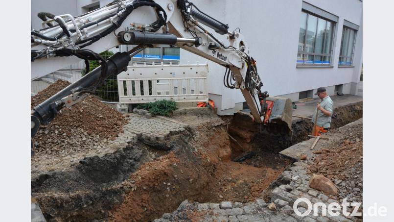 Zusätzlich zur Verlegung der Nahwärmenetz-Leitung muss bei der Raiffeisenbank eine neue Wasserleitung gelegt werden. Bild: jr
