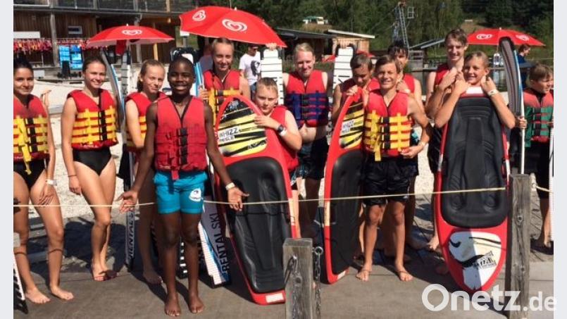 Beim Ferienprogramm der Freien Wähler Kastl haben die Kinder und Jugendlichen auf den Waserski und -boards viel Spaß. Bild: exb