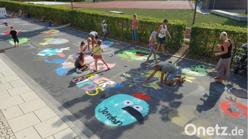 Straßenmalaktion 2016: Damals sorgten die Angry Birds für Sicherheit am Alten Weg. Bild: sne