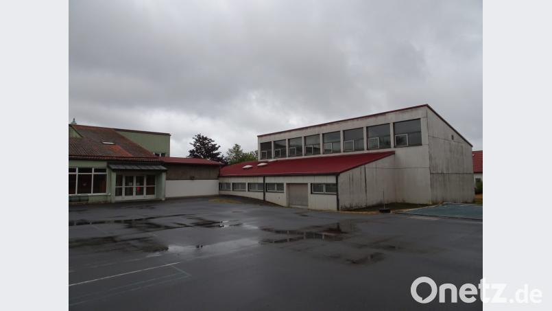 Die Neualbenreuther Schulturnhalle ist dringend sanierungsbedürftig. Im Februar 2019 soll das Projekt nun endlich starten. Bild: rti