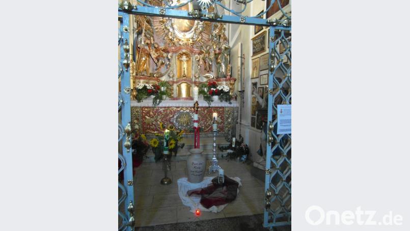Die Kerze, die die Pfarrei Waldeck zur 150. Wallfahrt für die Wallfahrtskirche gestiftet hat vor dem Gnadenaltar. Bild: hl