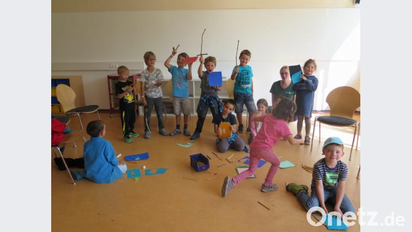 Betreuerin Tina Prechtl (hinten, Zweite von rechts) steht den Kindern mit Rat und Tat zur Seite. Bild: jzk