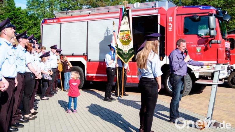 Für die Feuerwehrleute und die Sicherheit der Bürgerinnen und Bürger ist es ein großer Schritt, so betont es Bürgermeister Norbert Eckl bei der Ankuft des neuen Feuerwehrfahrzeugs. Alle sind herzlich eingeladen mit der Feuerwehr Teunz vom 14. bis 16. September zu feiern. Bild: tkr