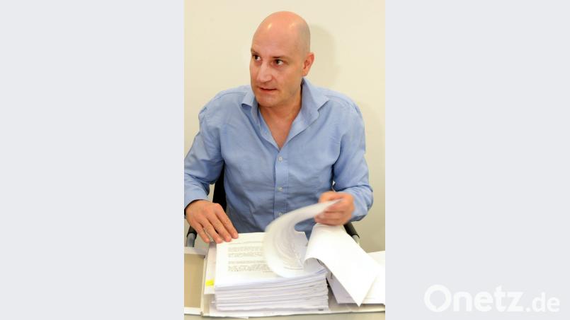 21 Seiten umfasst die Verfassungsbeschwerde von Elmar Widder. Der Schriftverkehr zu der Auseinandersetzung um die eine möglicherweise nicht gezählte Stimme füllt schon einen dicken Aktenordner. Bild: Stephan Huber