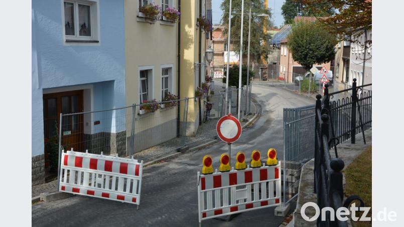 Voraussichtlich noch bis Mitte September bleibt die Konnersreuther Ortsdurchfahrt gesperrt. Im jetzt erst begonnenen zweiten Bauabschnitt gilt die Sperrung zwischen dem Rathaus und der Raiffeisenbank. Bild: jr