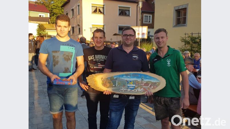 Schützenmeister Fabien Wild (rechts) und Jugendsportleiter Christoph Brenner (Zweiter von links) gratulieren Marktmeister Patrick Hopfner und Vizemeister Thomas Grießl (links). Bild: gz