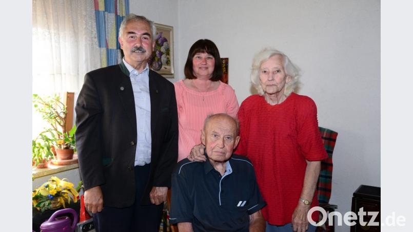 Anton und Marie Tschannerl feiern mit Tochter Gabriele Eiserne Hochzeit. Bürgermeister Dr. Karl-Heinz Preißer bringt neben seinen Glückwünschen auch ein Geschenk des bayerischen Ministerpräsidenten mit. Bild: bey
