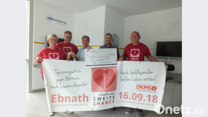 Josef Söllner, die Betriebsräte Jan Tröger und Ottmar Wiche, Johannes Bauer und Sandra Schmelber freuen sich über den Erfolg der laufenden Spendenaktion. Bild: soj