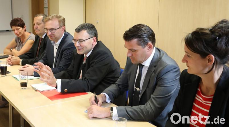Staatsminister Florian Herrmann (Dritter von rechts) beim Fachgespräch in Gütenland. Bild: Götz