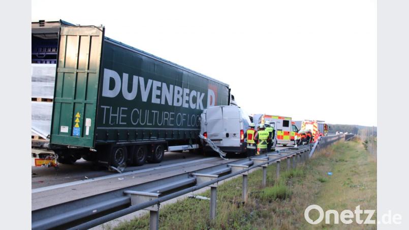 Der weiße Kleintransporter krachte in zwei Lkw am Stauende auf der A6 zwischen Amberg-Ost und Schmidgaden. Bild: td