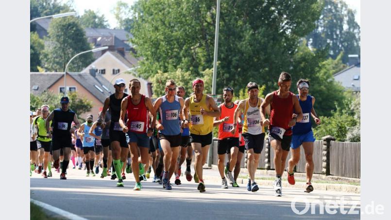 Start in Stadlern. Mit der Startnummer 106 mit blauen Trikot in der ersten Reihe der spätere Sieger bei den Männern, Jiří Voják von Mílaři Domažlice, in 1:15:23. Den zweiten Platz erreichte Štěpán Boháček vom Runsport Team, Chocen, in 1:20:55 (Startnummer 137, ganz rechts), Dritter wurde mit Startnummer 45 (erste Startreihe links) der schnellste Deutsche, Dirk Hohmann von der SG Indersdorf in 1:21:40. Michael Knott, Lokalmatador vom WSV-Schönsee, kam in der Zeit von 1:29:27 als Zwölfter ins Ziel (Dritter von rechts). Bild: eib