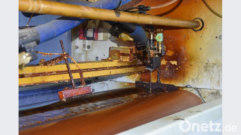 Eine Maschine verteilt Spezialkleber. Jedes Produkt, das für einen Zug der Deutschen Bahn hergestellt wird, muss strengen Brandschutzregeln standhalten. Bild: esa