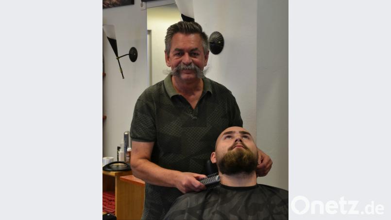 Viele Kunden lassen sich mittlerweile den Bart frisieren. Auch Johannes Stahl vertraut auf Günther Schönberger. Bild: pens