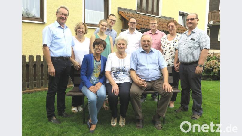 Unter anderem Bürgermeisterin Ulrike Roidl gratulierte dem Ehepaar Niebler zur Diamantenen Hochzeit (von links). Bild: Hirsch