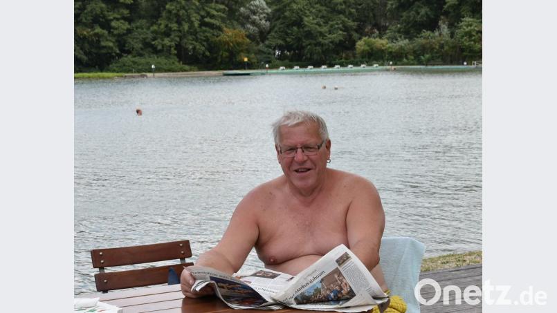 Rainer Klein (67) ist Stammgast im Schätzlerbad. Wenn er nicht gerade seine Bahnen zieht, trifft man ihn auf dem Steg beim Zeitunglesen. Bild: pens