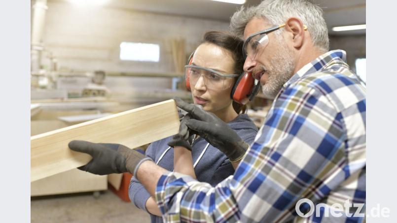 Lernen vom Meister: Die Ausbildung im Handwerk gilt als sehr gut. Bild: Foto: goodluz – Fotolia.com