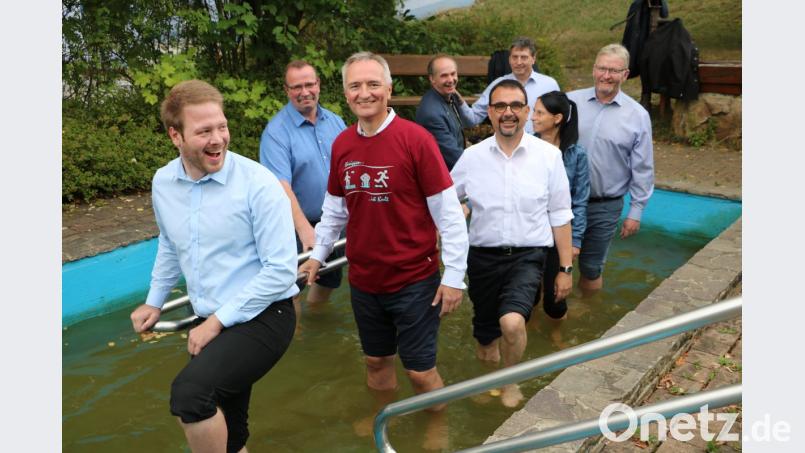 Hinter dem Landtagsabgeordneten Harald Schwartz, der für den Anlass das neue Kneipp-T-Shirt übergestreift hat, reihen sich Klaus Holetschek, Kindergartenleiterin Sonja Winter, CSU-Gemeinderat Peter Mauritz und 2. Bürgermeister Hans Klann in die Kolonne der Wassertreter ein. Bild: gru