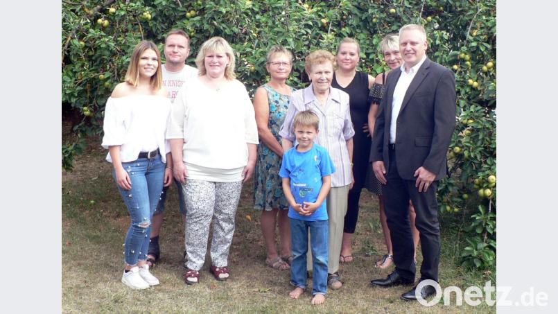 An ihrem Ehrentag musste Rosina Vogl, geborene Burkhart viele Hände schütteln. Im Kreise ihrer Kinder und Enkel fühlt sich die Jubilarin (vorne, zweite von rechts) am wohlsten. Zum Gratulieren kam auch Bürgermeister Jürgen Kürzinger (vorne rechts). Bild: lep