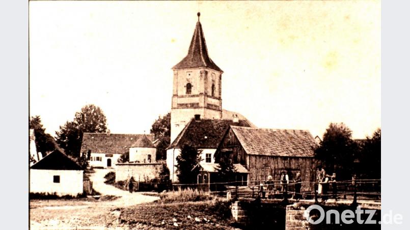 Im Hintergrund ist links neben der Kirche der alte Gasthof Vetter zu erkennen. Bild: hev