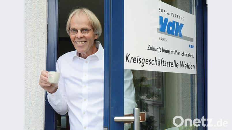 Auf eine letzte Tasse Kaffee in der VdK-Geschäftsstelle: Am Freitag verabschiedet sich Siegmund Bergmann, langjähriger Geschäftsführer des Sozialverbands, offiziell in den Ruhestand. Bild: Gabi Schönberger