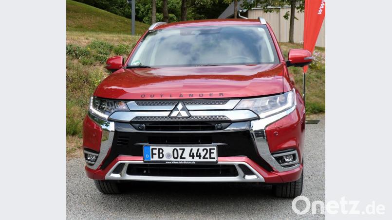 Das Nummernschild ist der Beweis: Der Mitsubishi Outlander Plug-in Hybrid qualifiziert sich für die Vorgaben des &quot;E&quot;-Kennzeichens. Bild: bz
