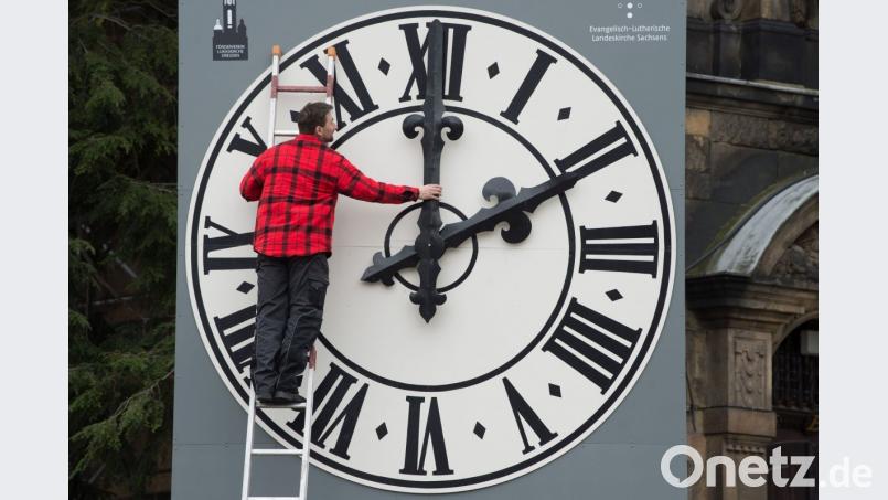 Keiner soll mehr an der Uhr drehen, stattdessen immer die Sommerzeit gelten: Die EU-Kommission will dem Online-Votum der EU-Bürger folgen. Bild: Sebastian Kahnert/dpa