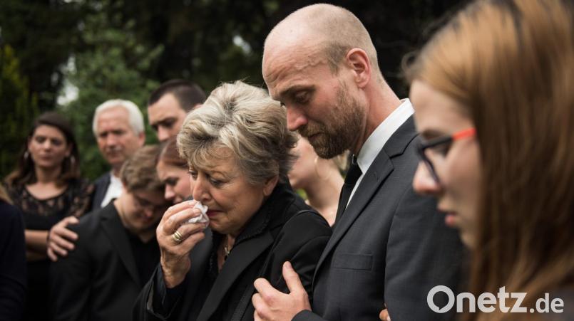 Trauer in der "Lindenstraße". Bild: Steven Mahner/WDR/dpa