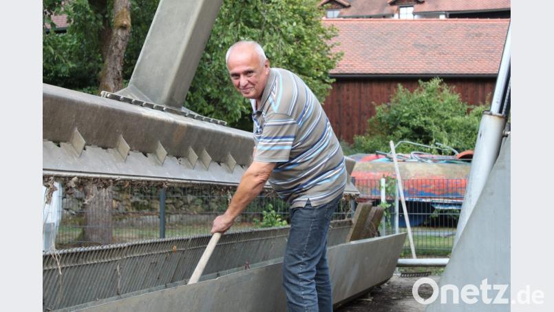 Auch wenn die beiden Turbinen im Wasserkraftwerk Hammerharlesberg nahe Weiden wegen des niedrigen Wasserstandes in der Waldnaab momentan stehen, geht Betreuer Heinz Schmidt die Arbeit nicht aus. Bild: prh