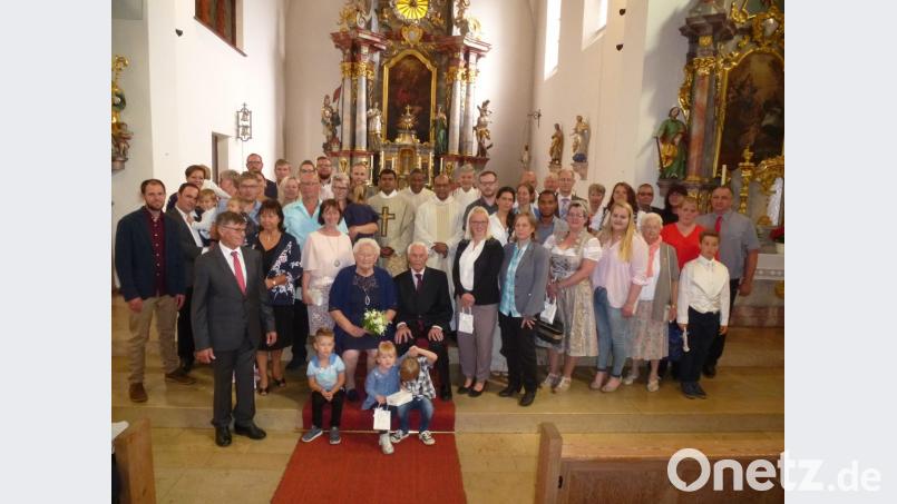 Sie sind sich seit 60 Jahren Halt und Stütze: Hans und Berta Ritter (vorne, sitzend) spüren an ihrem Ehrentag die Dankbarkeit und Wertschätzung ihrer großen Familie. Bild: bk