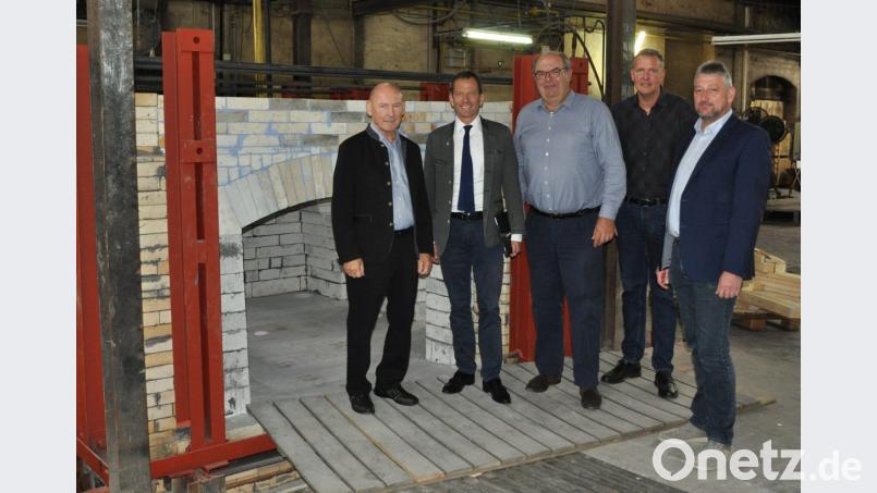 2. Bürgermeister Karlheinz Hoyer, MdB Albert Rupprecht, Geschäftsführender Gesellschafter Hans Reiner Meindl, Prokurist Robert Christ und CSU-Ortsvorsitzender Markus Scharnagl (von links) vor dem noch nicht fertiggestellten neuen Ofen der Glashütte Lamberts. Bild: exb