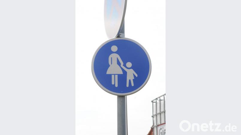 Dieses Verkehrszeichen gilt zwischen Meister-Kreuz und Kaufland-Ampel: Benutzung ausschließlich für Fußgänger. Bild: ge