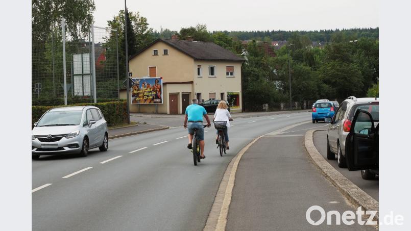 Dieses Bild wird künftig vorherrschen: Radfahrer müssen in der Hofgartenstraße die Fahrbahn benutzen und dürfen nicht mehr auf den Gehsteig. Bild: Petra Hartl