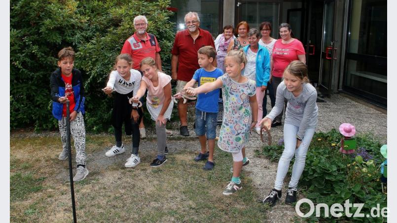 Zu einem Westernnachmittag, bei dem Square Dance geübt wird, gehört auch das beliebte Hufeisenwerfen. Die beiden Vorsitzenden Ulrich Weig und Josef Steinkohl (hinten, links) haben sichtlich Spaß. Bild: wro