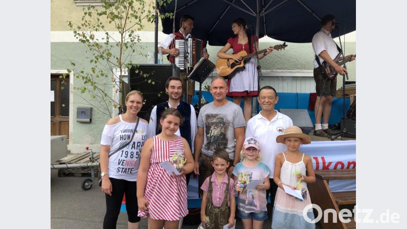 Die jungen Sieger des Luftballon-Wettbewerbs der Kolpingsfamilie freuen sich über die Preise. Bild: sei