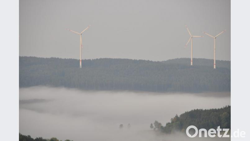 Kalendarisch ist der Herbst noch in weiter Ferne..Mit dichtem Nebel hatte er sich im Tal am Freitagmorgen schon angekündigt. Bild: es